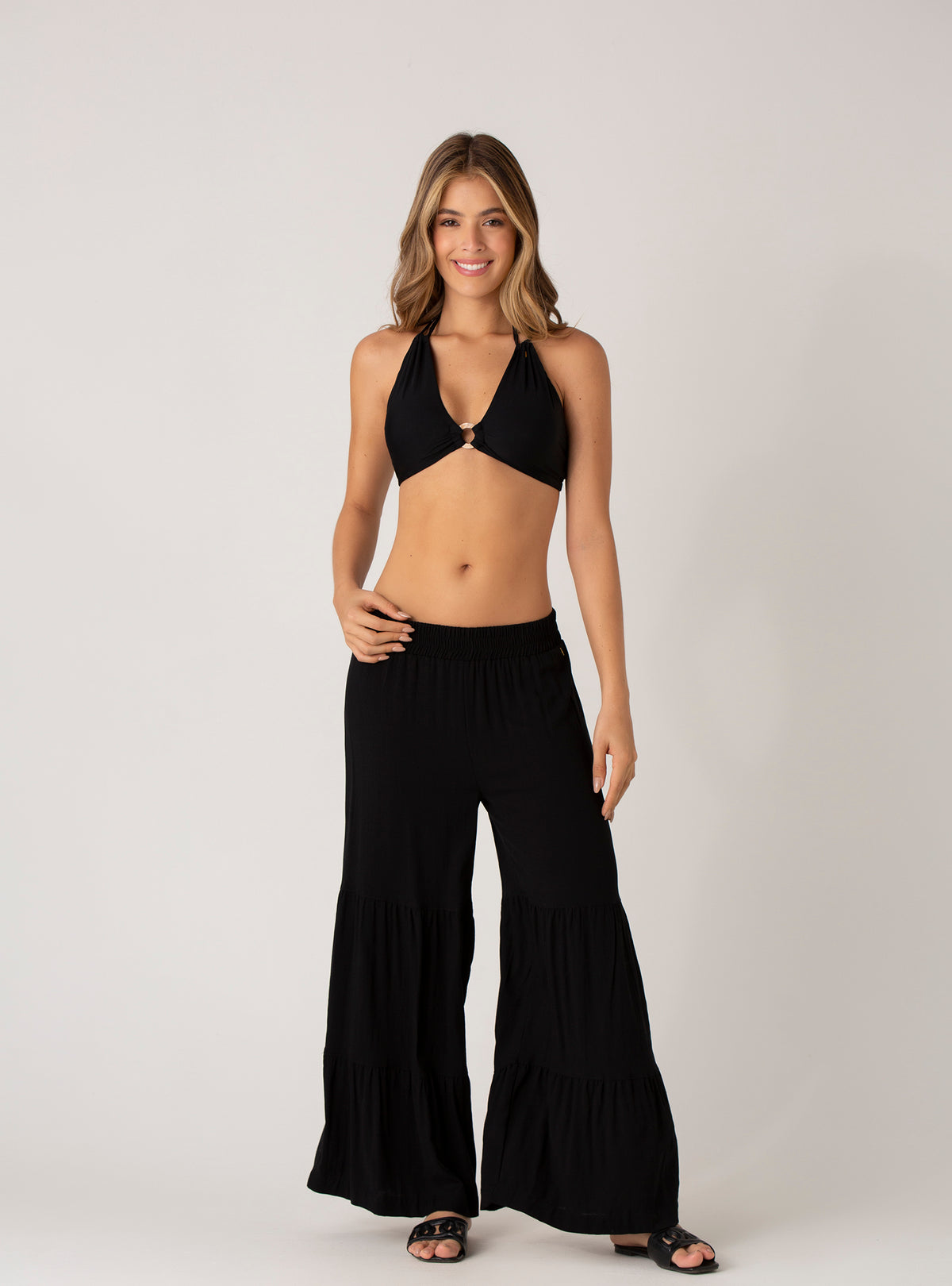 PANTALON RESORTADO CON BOTA ANCHA EN TELA RAYON VISCOSA. 961 NEGRO