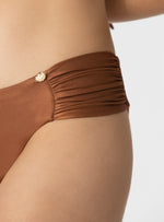 PANTY LATERAL DRAPEADO LEVANTA COLAS 3748 CHOCOLATE