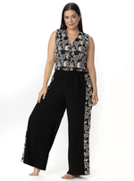 PANTALÓN EN ALGODÓN NEGRO CON DETALLE BORDADO EN LATERALES. 8211