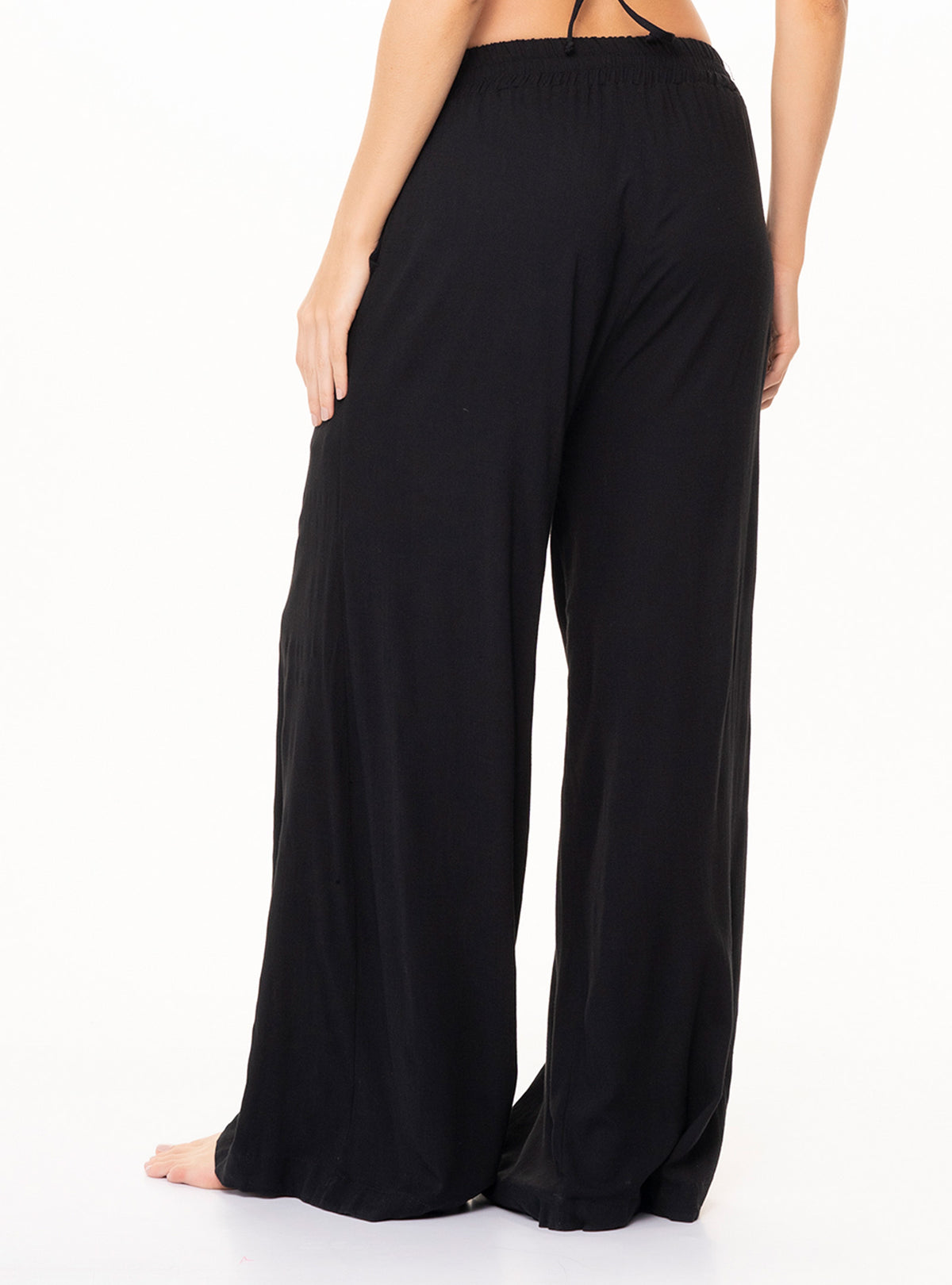 Pantalon con pretina resortada en tela viscosa 8057 negra