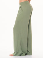 Pantalon con pretina resortada en tela viscosa 8057 verde