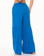 Pantalon enresortado en pretina con 2 bolsillos en tela viscosa 8061 azul