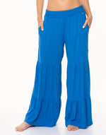 Pantalon enresortado en pretina con 2 bolsillos en tela viscosa 8061 azul