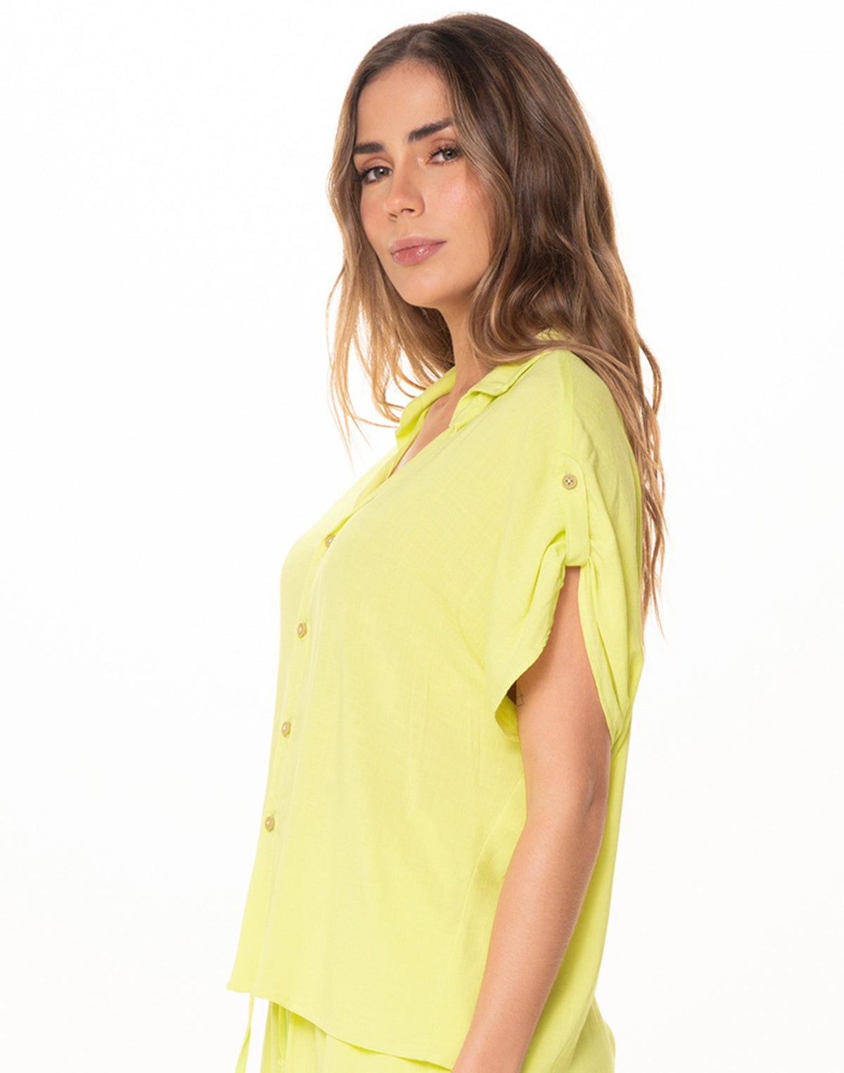 Camisa Con Charreteras y perilla con botones en tela viscosa 8069 verde limon