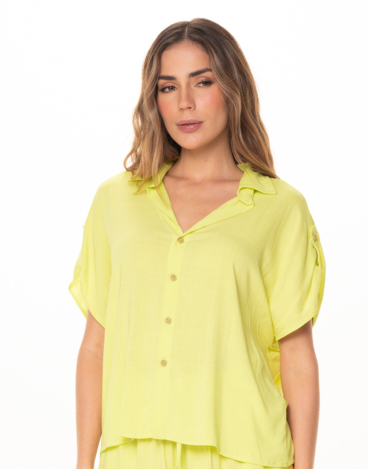 Camisa Con Charreteras y perilla con botones en tela viscosa 8069 verde limon