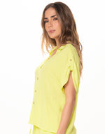 Camisa Con Charreteras y perilla con botones en tela viscosa 8069 verde limon