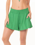 Short con resorte y 2 bolsillos en tela viscosa 8070 verde esmeralda