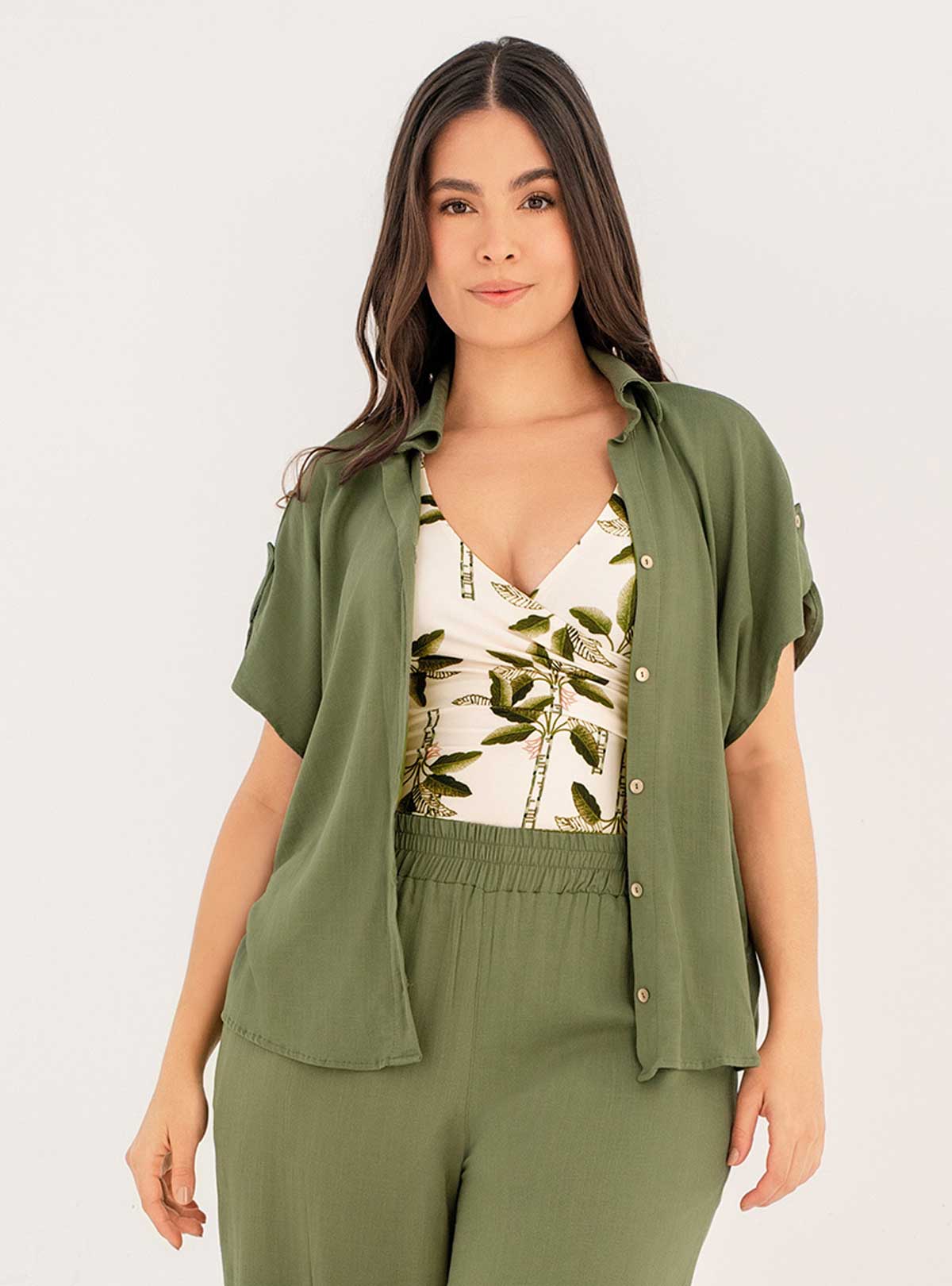 Camisa Manga Corta con perilla y botones dorados en tela viscosa 8088 verde