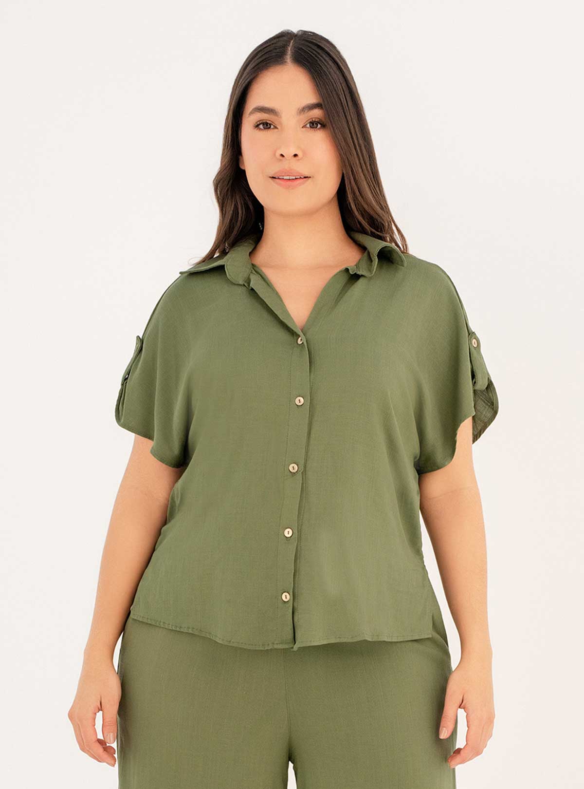 Camisa Manga Corta con perilla y botones dorados en tela viscosa 8088 verde