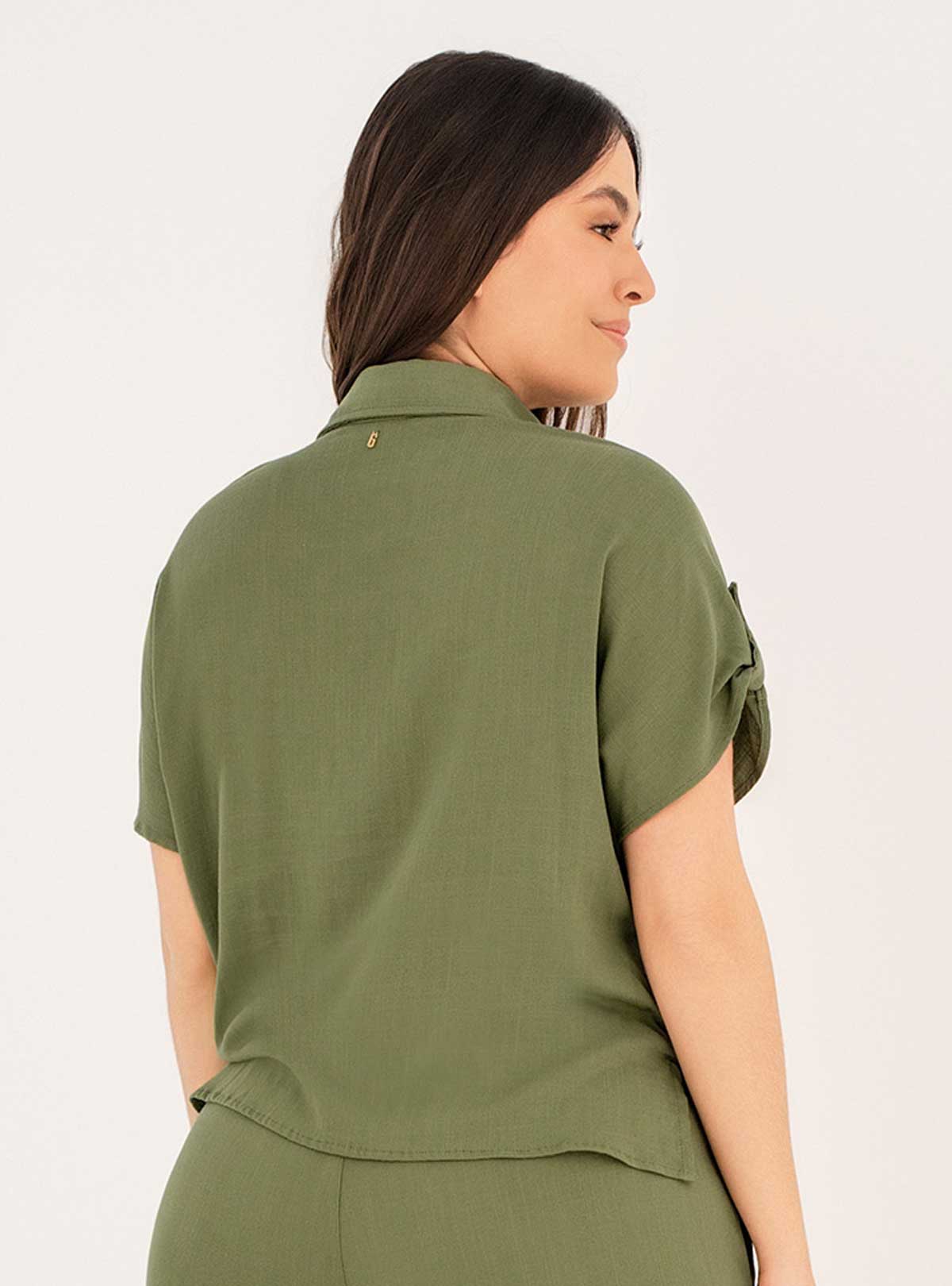 Camisa Manga Corta con perilla y botones dorados en tela viscosa 8088 verde