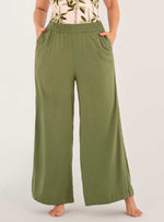 Pantalón en tela suave y Fresca, con pretina enrresortada. Bolsillos laterales. 8092 verde