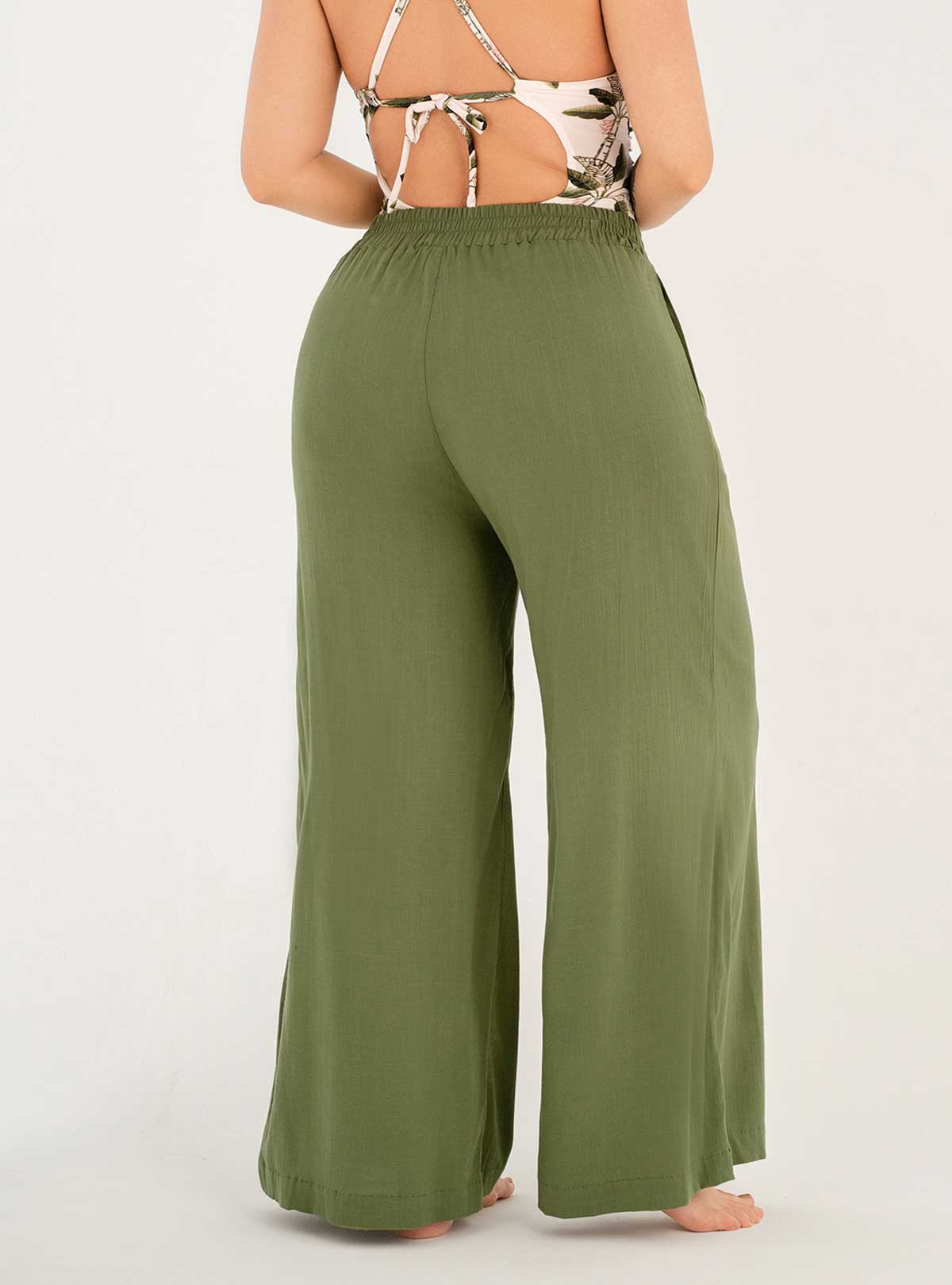 Pantalón en tela suave y Fresca, con pretina enrresortada. Bolsillos laterales. 8092 verde