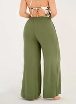 Pantalón en tela suave y Fresca, con pretina enrresortada. Bolsillos laterales. 8092 verde