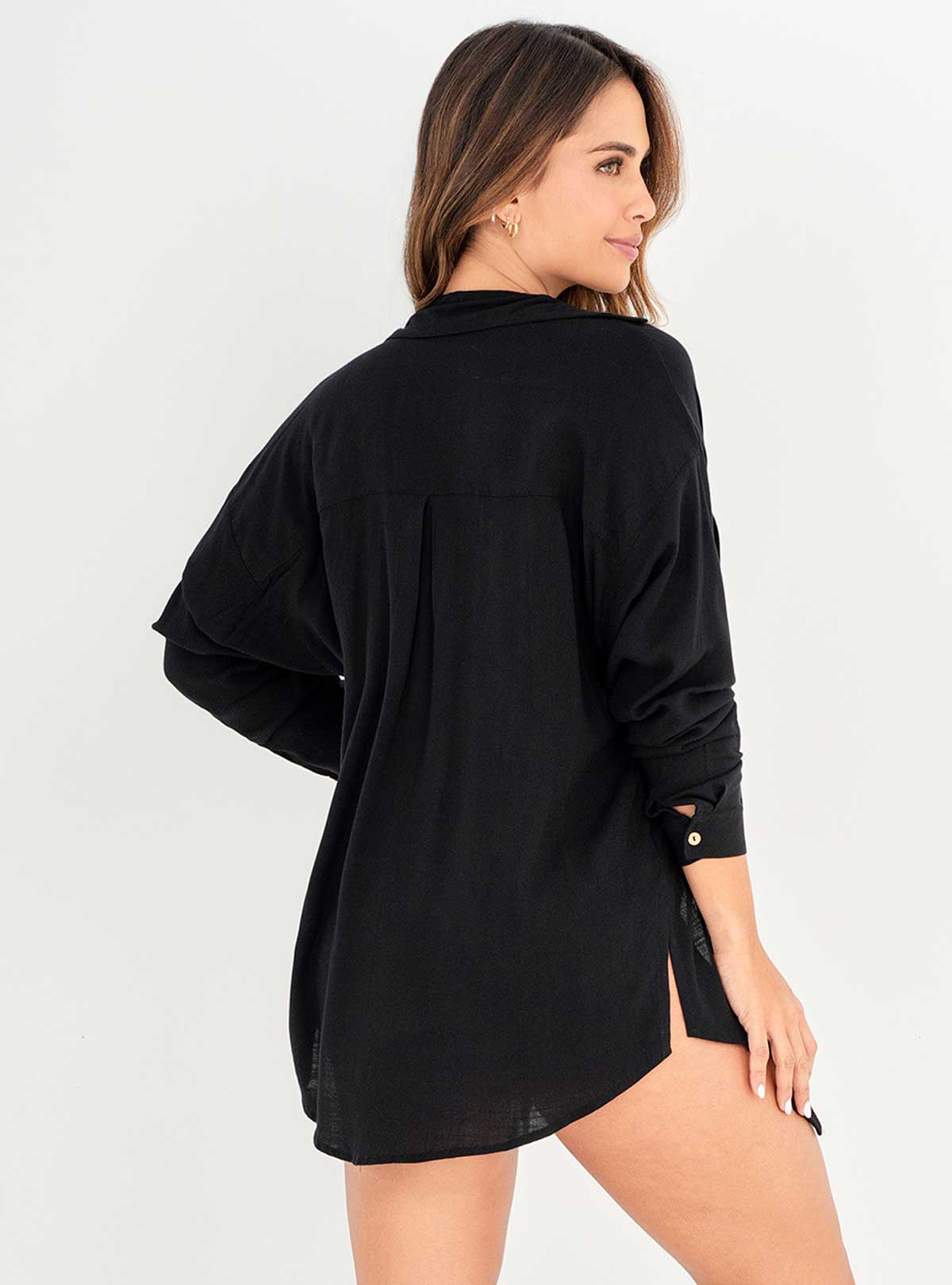 Camisa Manga Larga en viscosa spandex, con cuello, perilla y botones dorados. Negro 8098
