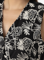 CHALECO EN ALGODÓN BORDADO NEGRO CON BOTONES MATE. 8210