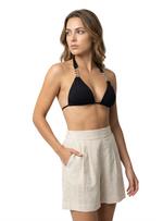 BERMUDA CON BOLSILLOS LATERALES EN LINO SEMILLA 8349