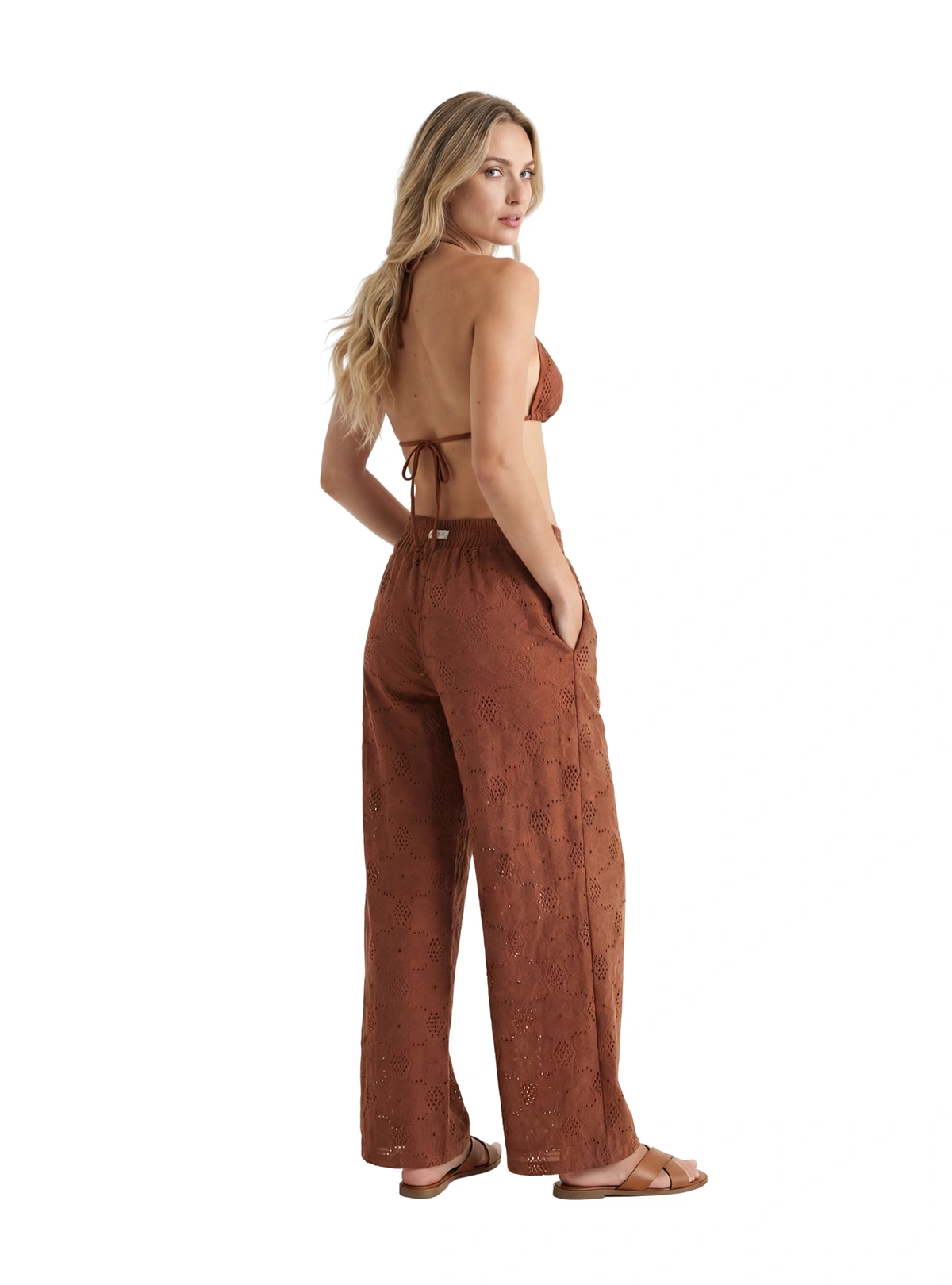 PANTALÓN EN OJALILLO CON ELONGACIÓN COLOR CHOCOLATE 8284 – EDICIÓN LIMITADA