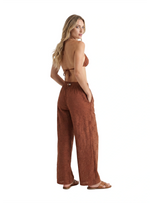 PANTALÓN EN OJALILLO CON ELONGACIÓN COLOR CHOCOLATE 8284 – EDICIÓN LIMITADA