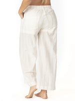 PANTALÓN EN ALGODÓN MARFIL CON RAYAS TEJIDAS EN HILOS DORADOS Y CORDÓN AJUSTABLE EN CINTURA. 8184