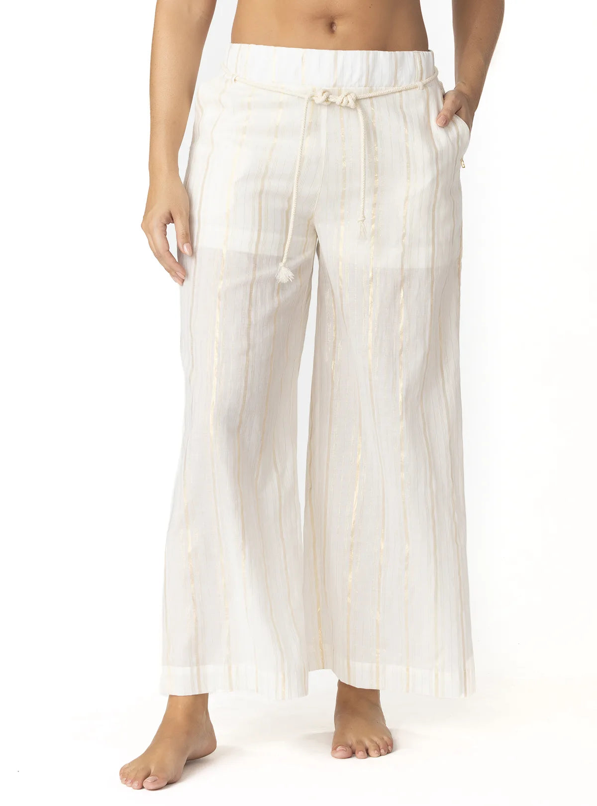 PANTALÓN EN ALGODÓN MARFIL CON RAYAS TEJIDAS EN HILOS DORADOS Y CORDÓN AJUSTABLE EN CINTURA. 8184