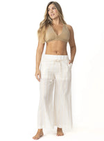 PANTALÓN EN ALGODÓN MARFIL CON RAYAS TEJIDAS EN HILOS DORADOS Y CORDÓN AJUSTABLE EN CINTURA. 8184