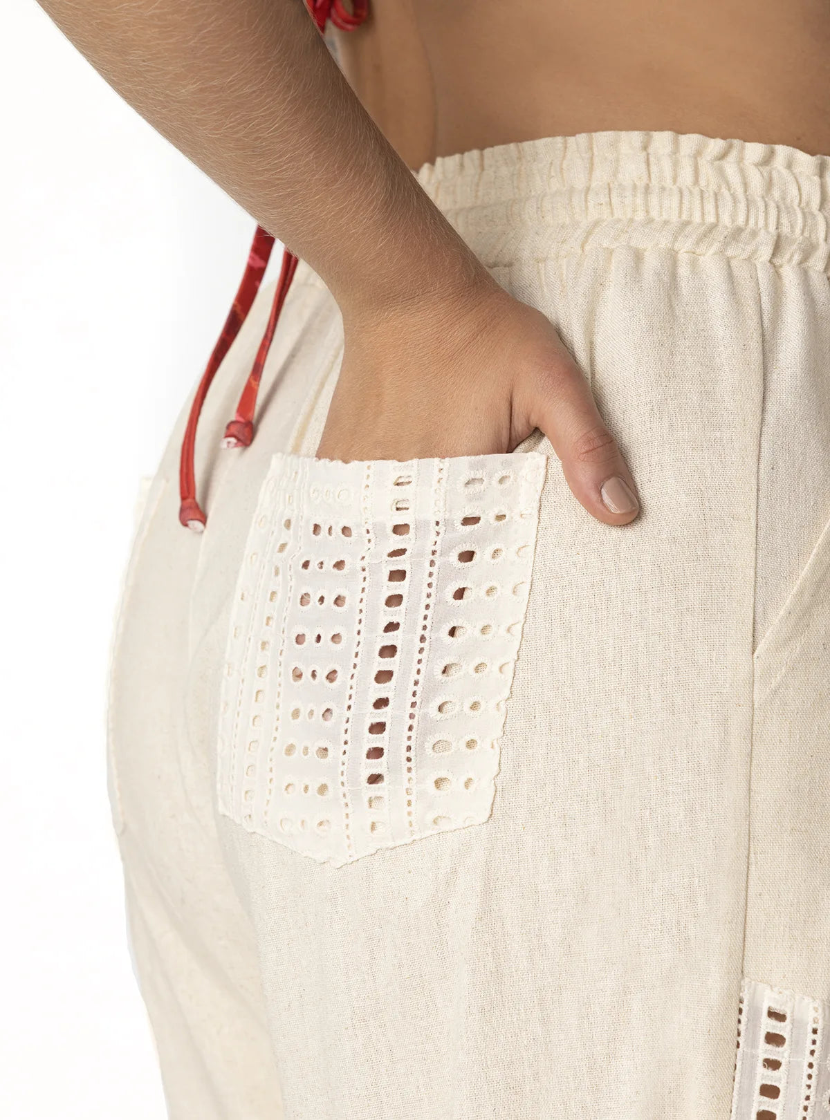 SHORT CON BOLSILLOS EN LINO SEMILLA 8189