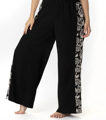 PANTALÓN EN ALGODÓN NEGRO CON DETALLE BORDADO EN LATERALES. 8211