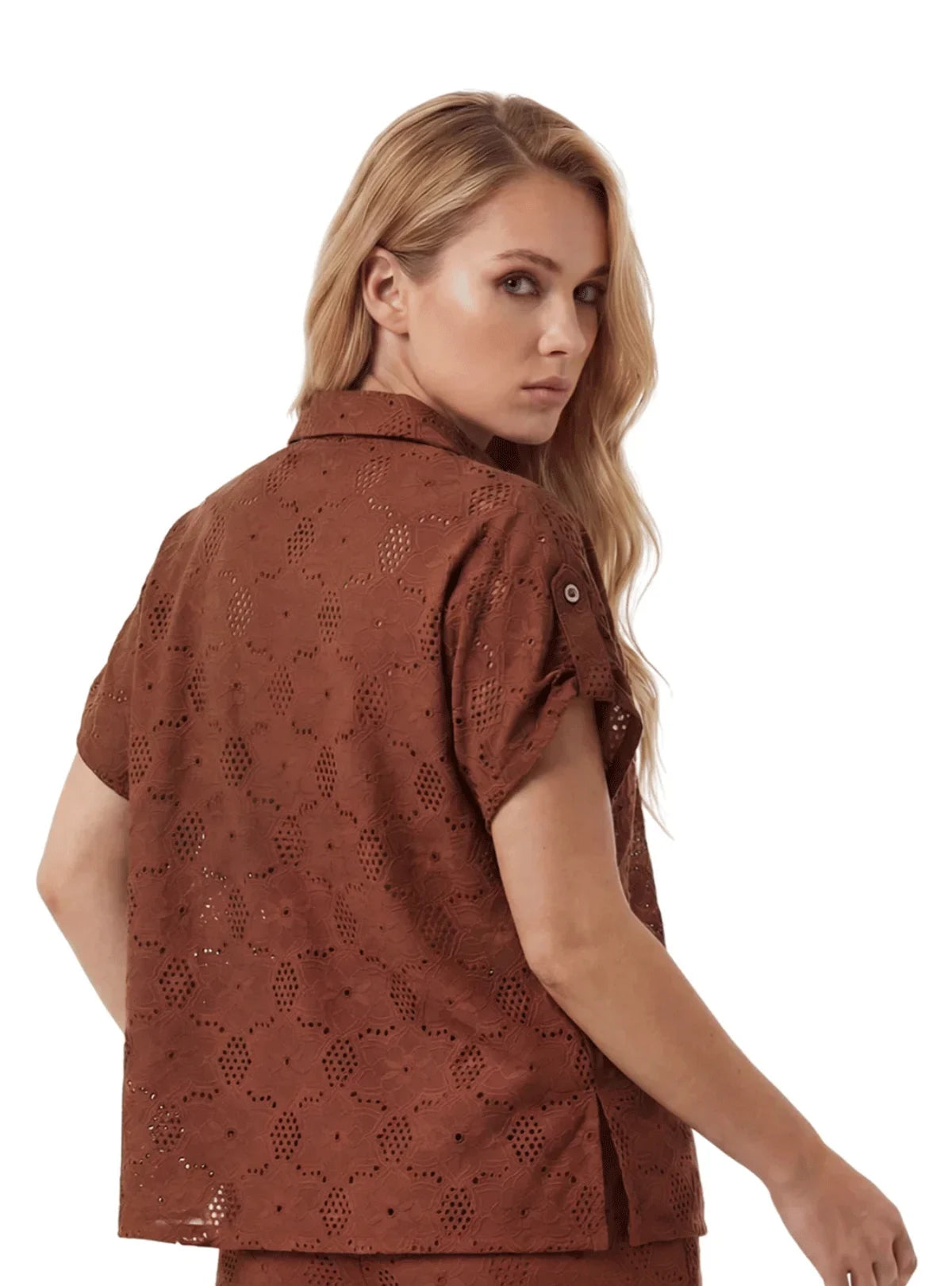 CAMISA MANGA CORTA EN OJALILLO CHOCOLATE 8281