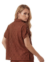CAMISA MANGA CORTA EN OJALILLO CHOCOLATE 8281