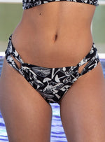 PANTY BRASILERA CORTE ANCHO EN POSTERIOR Y DETALLE DE ABERTURAS 3623 CONETION