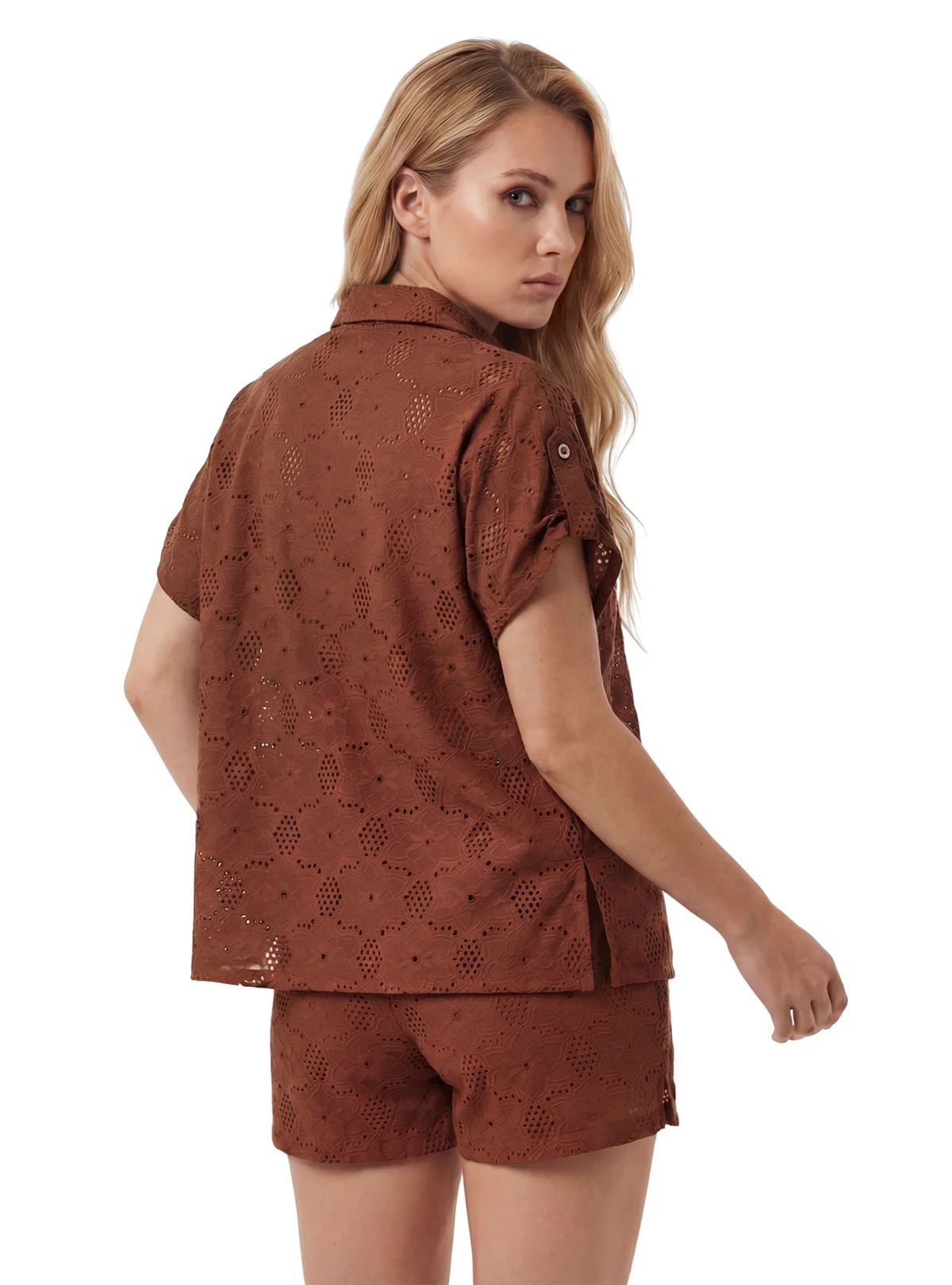 CAMISA MANGA CORTA EN OJALILLO CHOCOLATE 8281