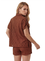 CAMISA MANGA CORTA EN OJALILLO CHOCOLATE 8281