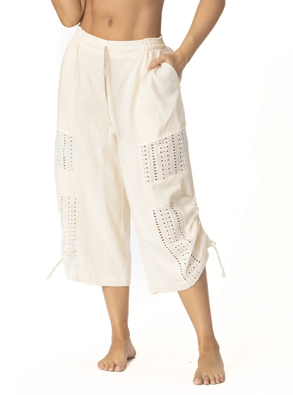 SHORT CON BOLSILLOS EN LINO SEMILLA 8189