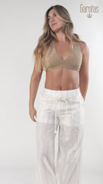 PANTALÓN EN ALGODÓN MARFIL CON RAYAS TEJIDAS EN HILOS DORADOS Y CORDÓN AJUSTABLE EN CINTURA. 8184